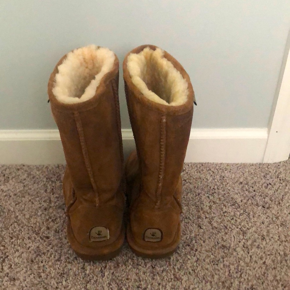 Size 9- Bearpaw boots